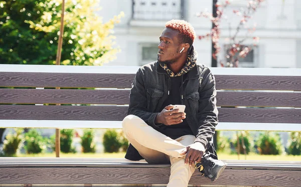 Telefonnal Kézben Fiatal Afro Amerikai Férfi Fekete Kabátban Szabadban Városban — Stock Fotó