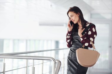 Telefonu bekletiyorum. Ofiste ya da havaalanında siyah etekli güzel bir esmer. Boş zamanım var..