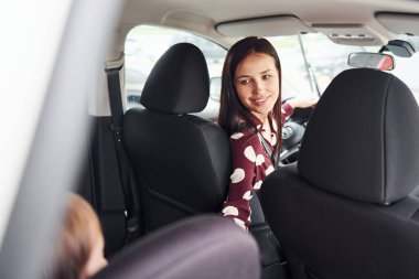 Anne kızıyla birlikte modern otomobilde..