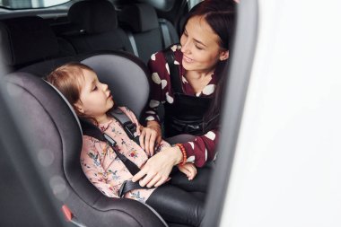 Anne kızıyla birlikte modern otomobilde..
