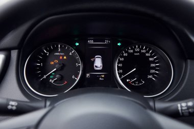Yeni modern lüks otomobil iç mimarisi. Tasarım ve teknoloji.