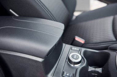 Yeni modern lüks otomobil iç mimarisi. Tasarım ve teknoloji.