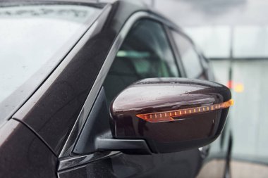 Siyah modern otomobilin ön parçacık görüntüsü. Yan ayna.