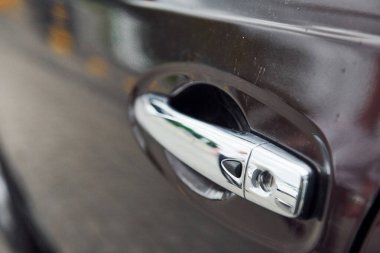 Gümüş renkli otomobilin kapı kolunun yakın görüntüsü. Parlak yüzey.