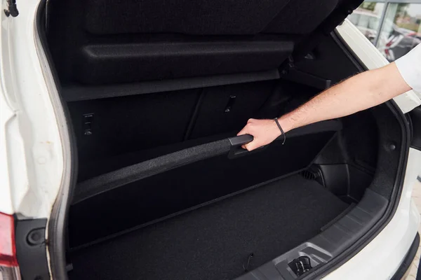 Kadının Elleri Arabanın Bagajını Açıyor Manzarayı Kapat Beyaz Modern Otomobil — Stok fotoğraf
