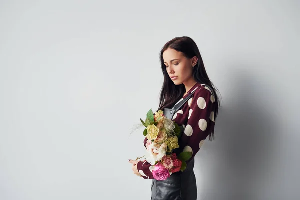 Beautiful Young Brunette Black Skirt Standing Indoors White Background Bouquet — Stock Photo, Image