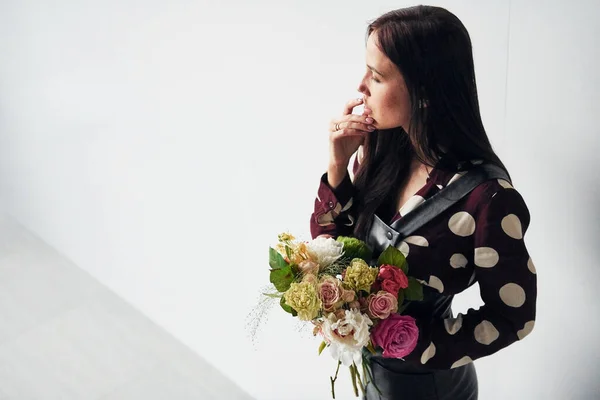 Beautiful Young Brunette Black Skirt Standing Indoors White Background Bouquet — Stock Photo, Image