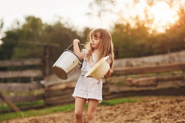 Маленька Дівчинка Білому Одязі Фермі Влітку Відкритому Повітрі Молоком — стокове фото