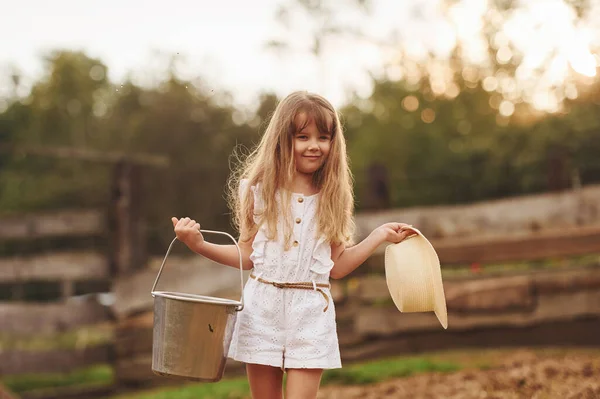 Mała Dziewczynka Białych Ubraniach Jest Farmie Lecie Świeżym Powietrzu Mlekiem — Zdjęcie stockowe