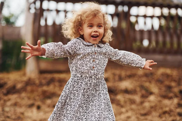 青い服の少女は夏の屋外で農場にいます — ストック写真