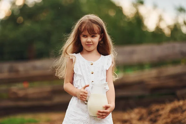 Маленькая Девочка Белой Одежде Находится Ферме Летом Открытом Воздухе Молоком — стоковое фото