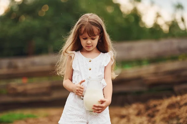 Menina Roupas Brancas Está Fazenda Verão Livre Com Leite — Fotografia de Stock
