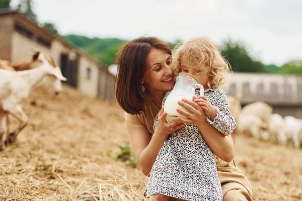 Свіже Натуральне Молоко Молода Мати Дочкою Фермі Літній Час Кіз — стокове фото