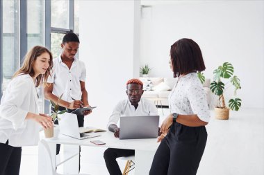 Evrak işleri. Bir grup Afro-Amerikan iş adamı ofiste birlikte çalışıyorlar..