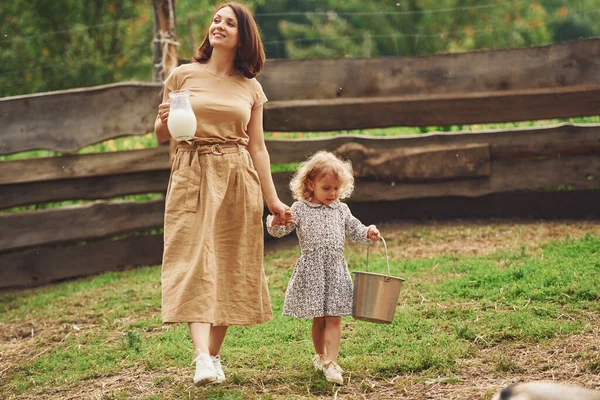 新鮮な天然乳 娘と一緒に若い母親は夏に農場にいます — ストック写真