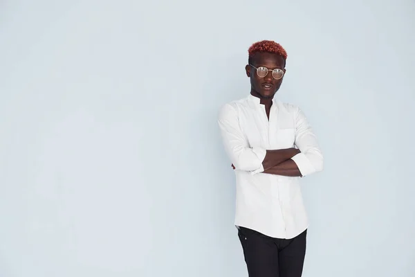 Fiatal Afro Amerikai Férfi Fehér Formális Ruhában Falnak Támaszkodva — Stock Fotó