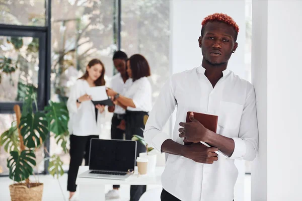 Hombre Con Bloc Notas Delante Sus Colegas Grupo Empresarios Afroamericanos — Foto de Stock