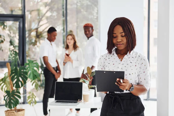 Mujer Sosteniendo Bloc Notas Grupo Empresarios Afroamericanos Que Trabajan Juntos —  Fotos de Stock