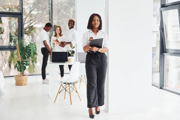Woman Holding Notepad Group African American Business People Working Office — Stock Photo, Image