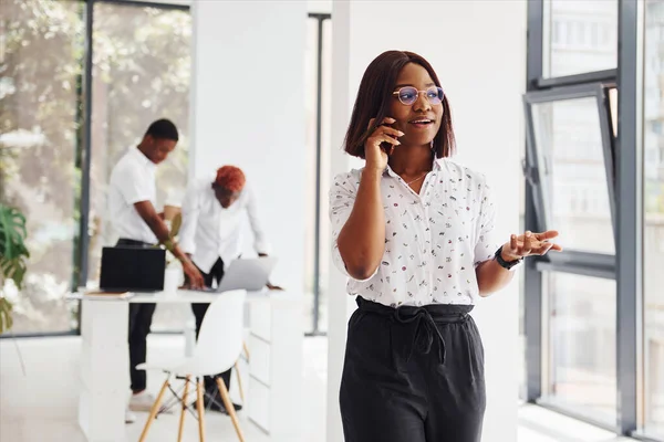 Mujer Hablando Por Teléfono Grupo Empresarios Afroamericanos Que Trabajan Juntos — Foto de Stock