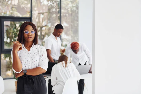 Hermosa Mujer Gafas Delante Sus Colegas Grupo Empresarios Afroamericanos Que — Foto de Stock