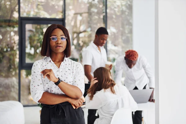 Beautiful Woman Glasses Front Her Colleagues Group African American Business — Stock Photo, Image
