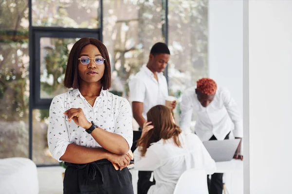 Hermosa Mujer Gafas Delante Sus Colegas Grupo Empresarios Afroamericanos Que — Foto de Stock