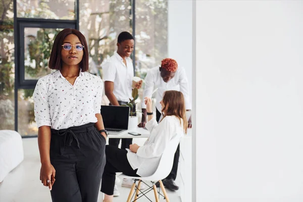 Hermosa Mujer Gafas Delante Sus Colegas Grupo Empresarios Afroamericanos Que — Foto de Stock