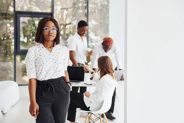 Hermosa Mujer Gafas Delante Sus Colegas Grupo Empresarios Afroamericanos Que — Foto de Stock