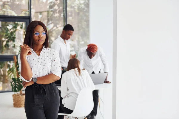 Hermosa Mujer Gafas Delante Sus Colegas Grupo Empresarios Afroamericanos Que — Foto de Stock