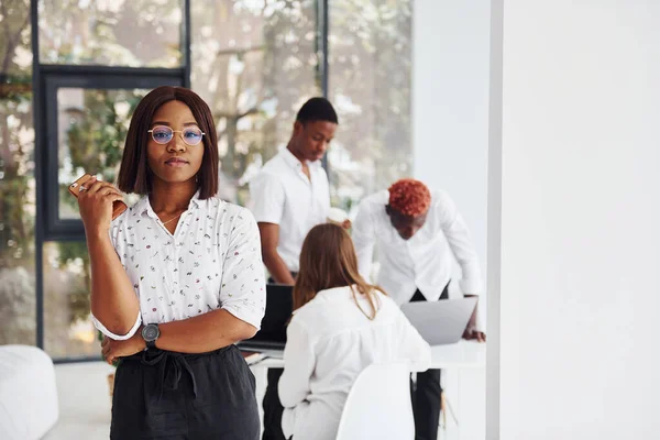 Hermosa Mujer Gafas Delante Sus Colegas Grupo Empresarios Afroamericanos Que — Foto de Stock