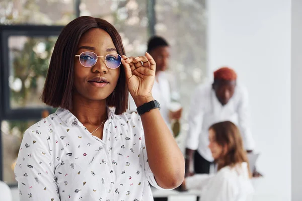 Belle Femme Lunettes Devant Ses Collègues Groupe Gens Affaires Afro — Photo