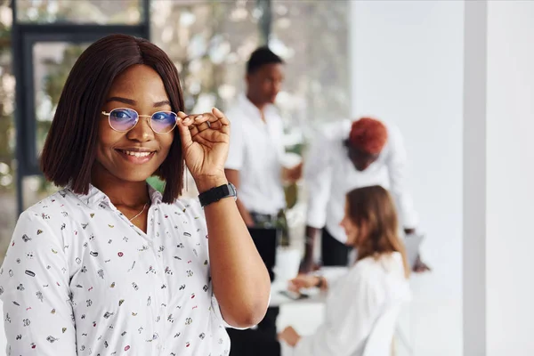 Hermosa Mujer Gafas Delante Sus Colegas Grupo Empresarios Afroamericanos Que — Foto de Stock