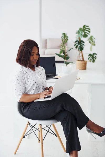 Mujer Afroamericana Joven Ropa Formal Está Oficina Con Ordenador Portátil — Foto de Stock