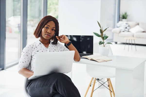 Mujer Afroamericana Joven Ropa Formal Está Oficina Con Ordenador Portátil — Foto de Stock