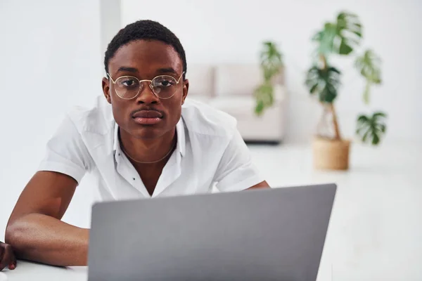 Joven Afroamericano Ropa Formal Está Oficina — Foto de Stock