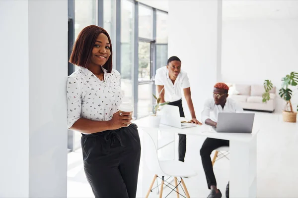 Hermosa Mujer Pie Frente Sus Colegas Grupo Empresarios Afroamericanos Que —  Fotos de Stock