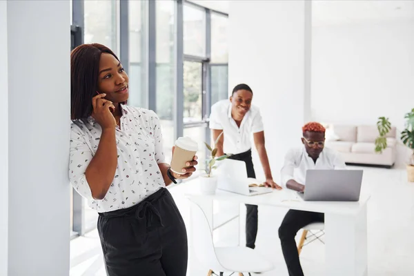 Hermosa Mujer Pie Frente Sus Colegas Grupo Empresarios Afroamericanos Que — Foto de Stock