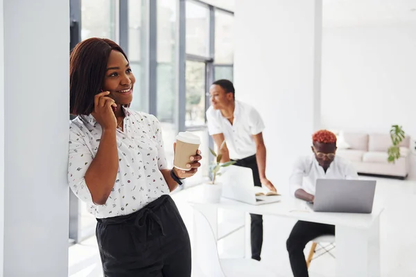 Beautiful Woman Standing Front Colleagues Group African American Business People — Stock Photo, Image