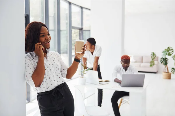 Hermosa Mujer Pie Frente Sus Colegas Grupo Empresarios Afroamericanos Que — Foto de Stock