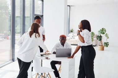 Evrak işleri. Bir grup Afro-Amerikan iş adamı ofiste birlikte çalışıyorlar..