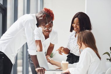 Laptop kullanıyorum. Bir grup Afro-Amerikan iş adamı birlikte çalışıyor..