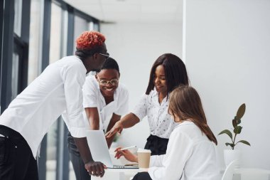 Laptop kullanıyorum. Bir grup Afro-Amerikan iş adamı birlikte çalışıyor..