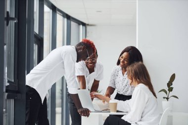 Laptop kullanıyorum. Bir grup Afro-Amerikan iş adamı birlikte çalışıyor..