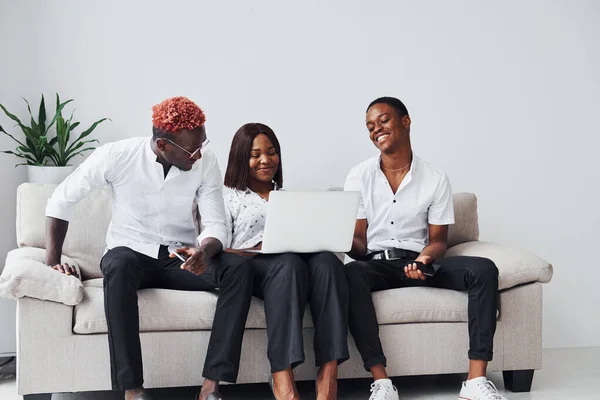 Cómodo Sofá Usando Laptop Grupo Empresarios Afroamericanos Que Trabajan Sentados — Foto de Stock