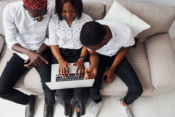 Cómodo Sofá Usando Laptop Grupo Empresarios Afroamericanos Que Trabajan Sentados — Foto de Stock