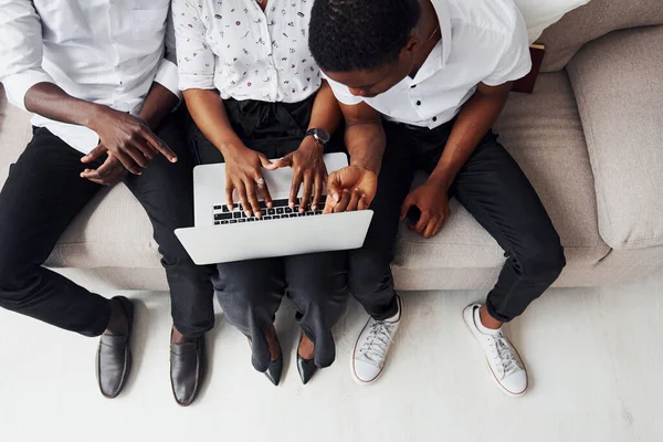 Cómodo Sofá Usando Laptop Grupo Empresarios Afroamericanos Que Trabajan Sentados — Foto de Stock