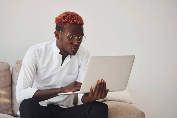 Joven Afroamericano Ropa Formal Interior Con Portátil Las Manos — Foto de Stock