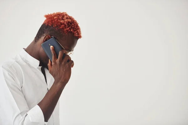 Fiatal Afro Amerikai Férfi Fehér Ruhában Telefonnal Beszél Falnak Házban — Stock Fotó