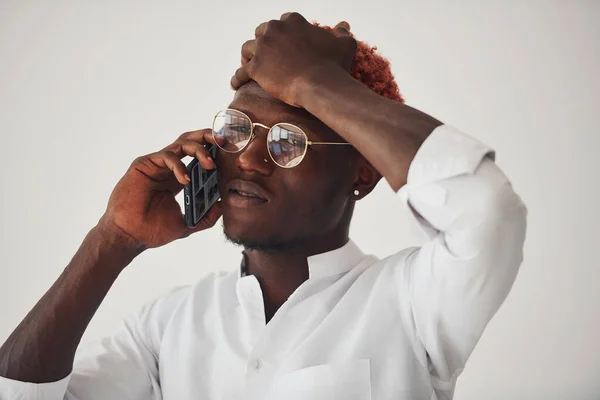 Fiatal Afro Amerikai Férfi Fehér Ruhában Telefonnal Beszél Falnak Házban — Stock Fotó